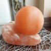 Lampada-di-sale-himalaya-a-sfera-su-base-in-sale-bicibio-bioprofumeria.jpeg Lampada di Sale Himalaya Sfera su Base Grezza Naturale BiciBIo