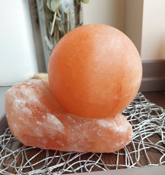 Lampada-di-sale-himalaya-a-sfera-su-base-in-sale-bicibio-bioprofumeria.jpeg Lampada di Sale Himalaya Sfera su Base Grezza Naturale BiciBIo