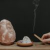 Lampade-di-sale-artigianali-disponibili-in-Sicilia.jpg Lampada di Sale Himalayano Scolpita a Mano Luce Calda Naturale BiciBio Bioprofumeria
