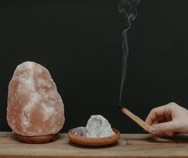 Lampade-di-sale-artigianali-disponibili-in-Sicilia.jpg Lampada di Sale Himalayano Scolpita a Mano Luce Calda Naturale BiciBio Bioprofumeria