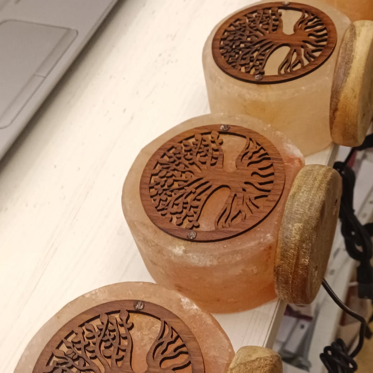 Lampada di sale rosa personalizzata con incisione laser su base in legno