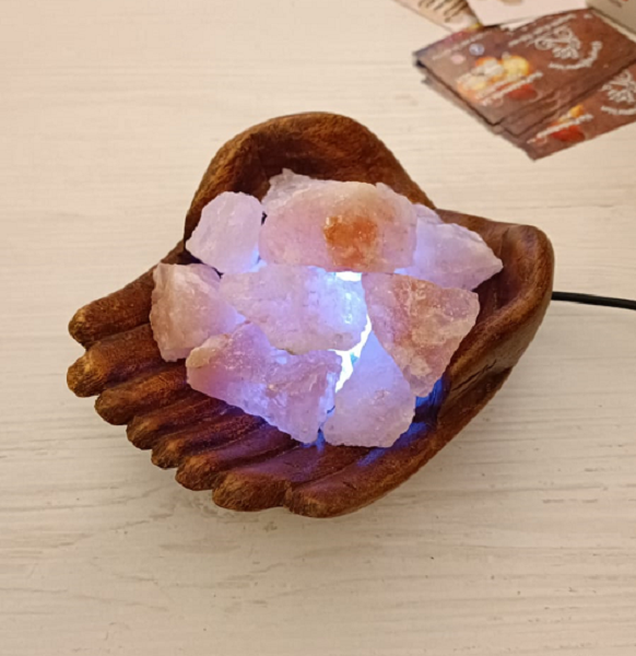 lampada-di-sale-himalaya-artigianale-mani-in-offerta-2-bicibio-bioprofumeria.png Lampada Di Sale Himalaya Mani Legno USB BiciBio Bioprofumeria