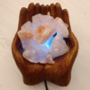 lampada-di-sale-himalaya-artigianale-mani-in-offerta-3-bicibio-bioprofumeria.png Lampada Di Sale Himalaya Mani Legno USB BiciBio Bioprofumeria