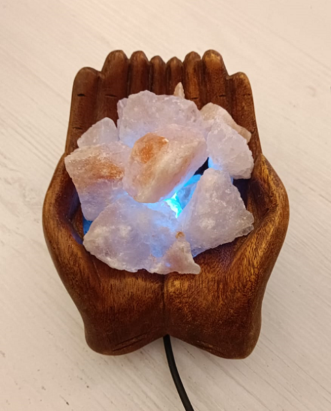 lampada-di-sale-himalaya-artigianale-mani-in-offerta-3-bicibio-bioprofumeria.png Lampada Di Sale Himalaya Mani Legno USB BiciBio Bioprofumeria
