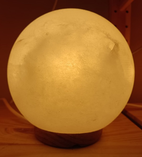 lampada-di-sale-himalaya-sfera-bianca-grande-bicibio-bioprofumeria.jpg Lampade di Sale Bianco Himalaya Sfera BiciBio Bioprofumeria