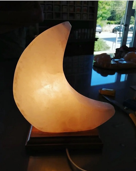 lampada-di-sale-himalayano-a-luna-grande-bicibio-bioprofumeria.jpg Lampada di Sale Himalayano Mezza Luna BiciBIo Bioprofumeria