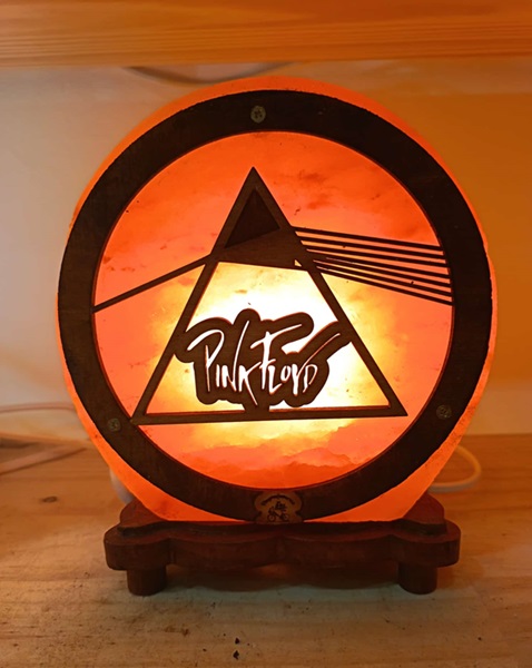 lampada-di-sale-personalizzata-dark-side-of-the-moon-pink-floyd-bicibio-palermo.jpg Lampada di Sale Personalizzata Dark Side of the Moon Pink Floyd | BiciBio Bioprofumeria Palermo Sicilia