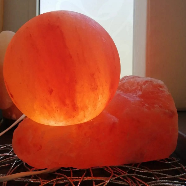 lampada-di-sale-sfera-su-base-di-sale-himalayano-bicibio-bioprofumeria.jpg Lampada di Sale Himalaya Sfera su Base Grezza Naturale BiciBIo