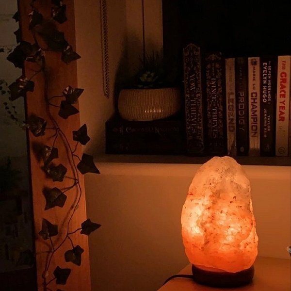 lampada-sale-luce-calda-bicibio.png Lampada di Sale Himalayano Scolpita a Mano Luce Calda Naturale BiciBio Bioprofumeria