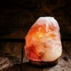 lampada-sale-rosa-naturale-sicilia.jpg Lampada di Sale Himalayano Scolpita a Mano Luce Calda Naturale BiciBio Bioprofumeria