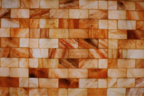 realizzazione-pareti-in-piastrelle-di-sale-rosa-himalayano-2.jpg Mattonella di Sale Himalayano Rosa 20x10x2,5 cm con Lato Grezzo BiciBio Bioprofumeria